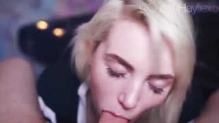 hayliexo Naked her booty seduces visitors