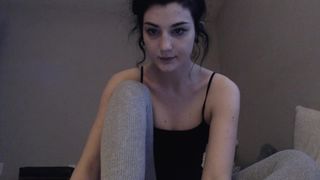 Elfiex Shy fan shows shaved cunt