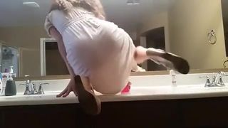 Queen_Kate girl with elastic milks having fun with sex toy