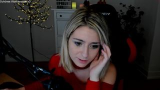 kimilee22 cute brunette with natural tits chatting in fries