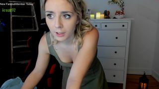 kimilee22 crazy doll fucks pussy with phallus