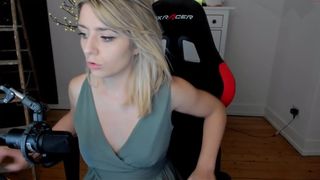 kimilee22 sexy slut shows a gorgeous body