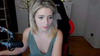 kimilee22 sexy slut shows a gorgeous body