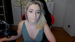 kimilee22 sexy slut shows a gorgeous body