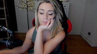 kimilee22 sexy slut shows a gorgeous body