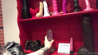 onlyfans paige turnah  beautiful woman in black clearly jerks off her vagina