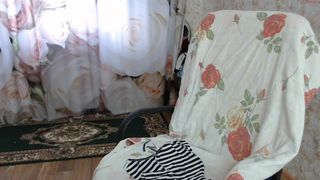 helen_bee busty slut brings herself to squirt