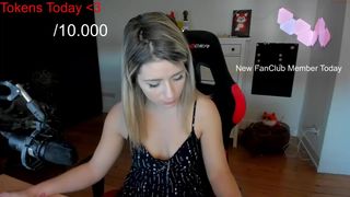 kimilee22 exquisite skin fucks pussy through pants