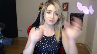 kimilee22 gorgeous ladies twirl tight ass