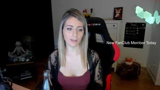 kimilee22 naughty pupa demonstrates her body