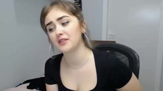 silvia_ami plump brunette masturbating pussy with her hand