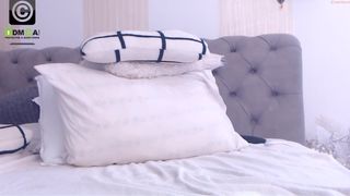xnaominashx  gorgeous slut in oil