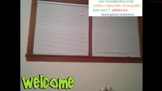 honeyy_beehive beautiful lady pulls pussy