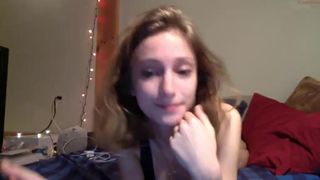 lillypadx petite chick fucks herself with toys