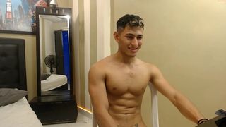 leo6pack18cm elegant slut caresses shaved pussy