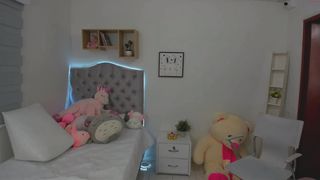 hanna_costello skin masturbates pussy