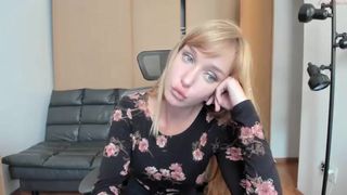 cutiepainter naked babe demonstrates chocolate body