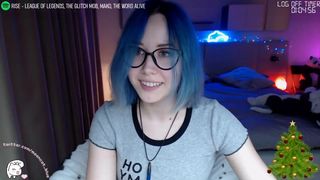 blue_mooncat elite woman pulls a cap