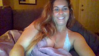 ky_lynn incredible shows off gorgeous boobs