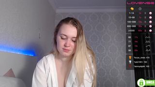caroline_kisss crazy chick fondles her cunt by hand