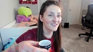 oftenelle tasty babe fucks her anus