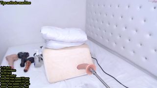 melissa_luu marvelous babe shows off a gorgeous bosom