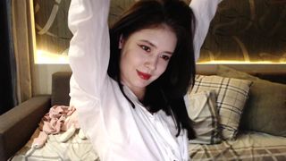 aynakio busty bitch jerks pussy with phallus