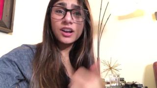 Mia Khalifa alluring woman shows vulgar essence