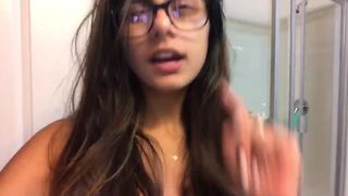 Mia Khalifa loves to put fingers in forbidden places