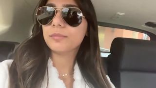 Mia Khalifa gently fucks her pussy