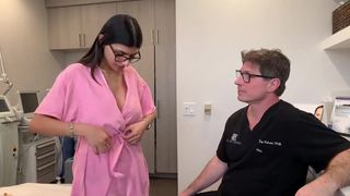 Mia Khalifa gently fucks her pussy