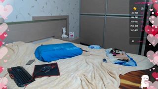 relax_room BongaCams wonderful mother pulls the cap with her fingers