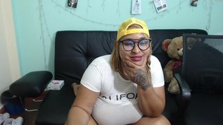 dayanna_saenz_ undresses and shows puffy bread