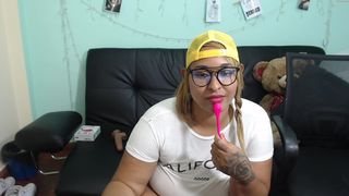 dayanna_saenz_ undresses and shows puffy bread