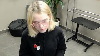 donna_crellin incredible bitch shows off her delicious ass.