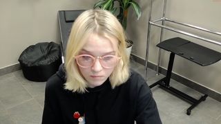 donna_crellin incredible bitch shows off her delicious ass.