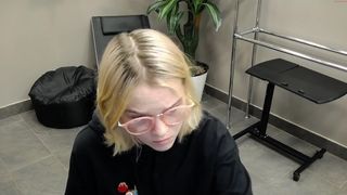 donna_crellin incredible bitch shows off her delicious ass.