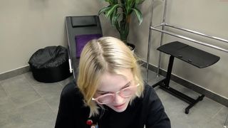 donna_crellin incredible bitch shows off her delicious ass.