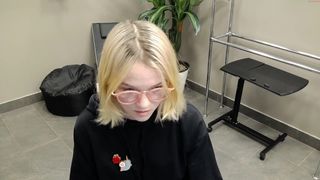 donna_crellin incredible bitch shows off her delicious ass.