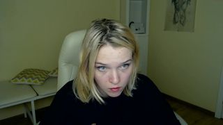 donna_crellin buxom plays with long dildo