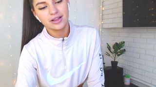 vikki_walker chic shows shaved holes