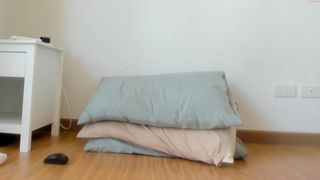 bigtroublelittlechina nude slut masturbates shaved vagina