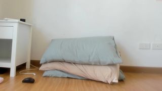 bigtroublelittlechina nude slut masturbates shaved vagina