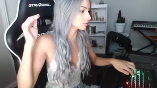 miss bee cute queen sucking penis