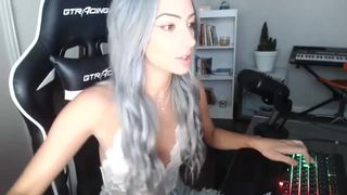 miss bee cute queen sucking penis