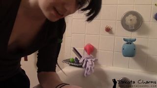 dakotacharmsxxx pretty lady puts on juicy vagina