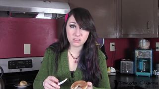 dakotacharmsxxx whore babe masturbates shaved pussy