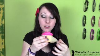 dakotacharmsxxx shy mummy twirling elastic ass