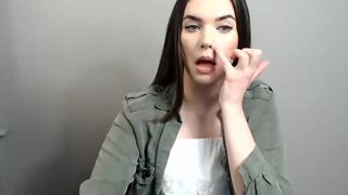 frankie_fall  cam girl  masturbates shaved vagina