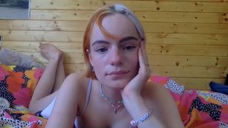 ffirefoxxx fucks herself in pussy
